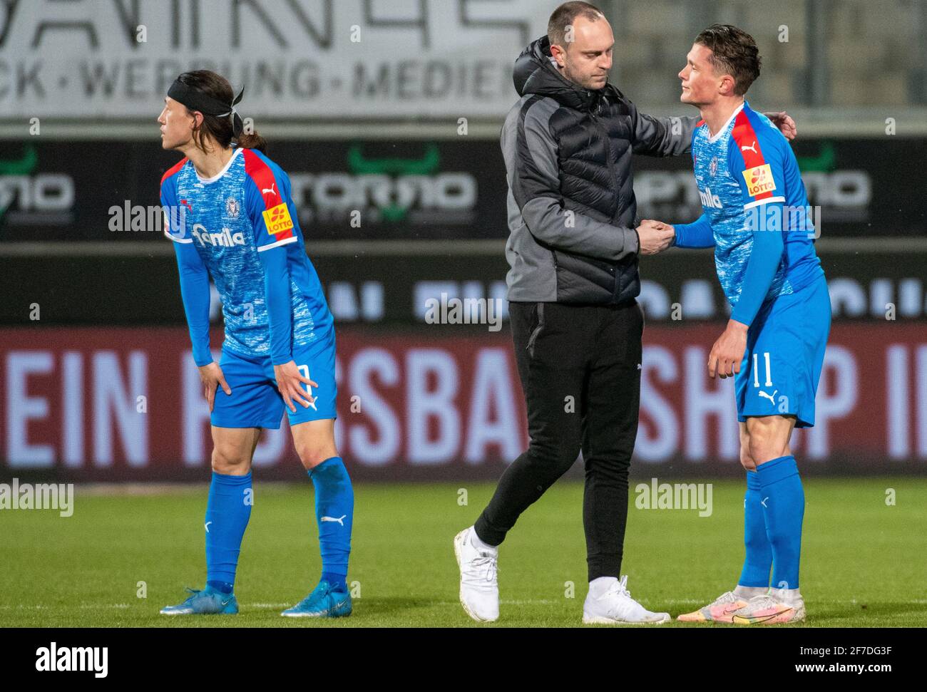 Heidenheim, Germany. 06th Apr, 2021. Football: 2. Bundesliga, 1. FC Heidenheim - Holstein Kiel, Matchday 25 at dr Voith-Arena. Coach Ole Werner (M) of Holstein Kiel consoles the Holstein Kiel players Fabian Reese (r) and Jae Sung Lee. Credit: Stefan Puchner/dpa - IMPORTANT NOTE: In accordance with the regulations of the DFL Deutsche Fußball Liga and/or the DFB Deutscher Fußball-Bund, it is prohibited to use or have used photographs taken in the stadium and/or of the match in the form of sequence pictures and/or video-like photo series./dpa/Alamy Live News Stock Photo