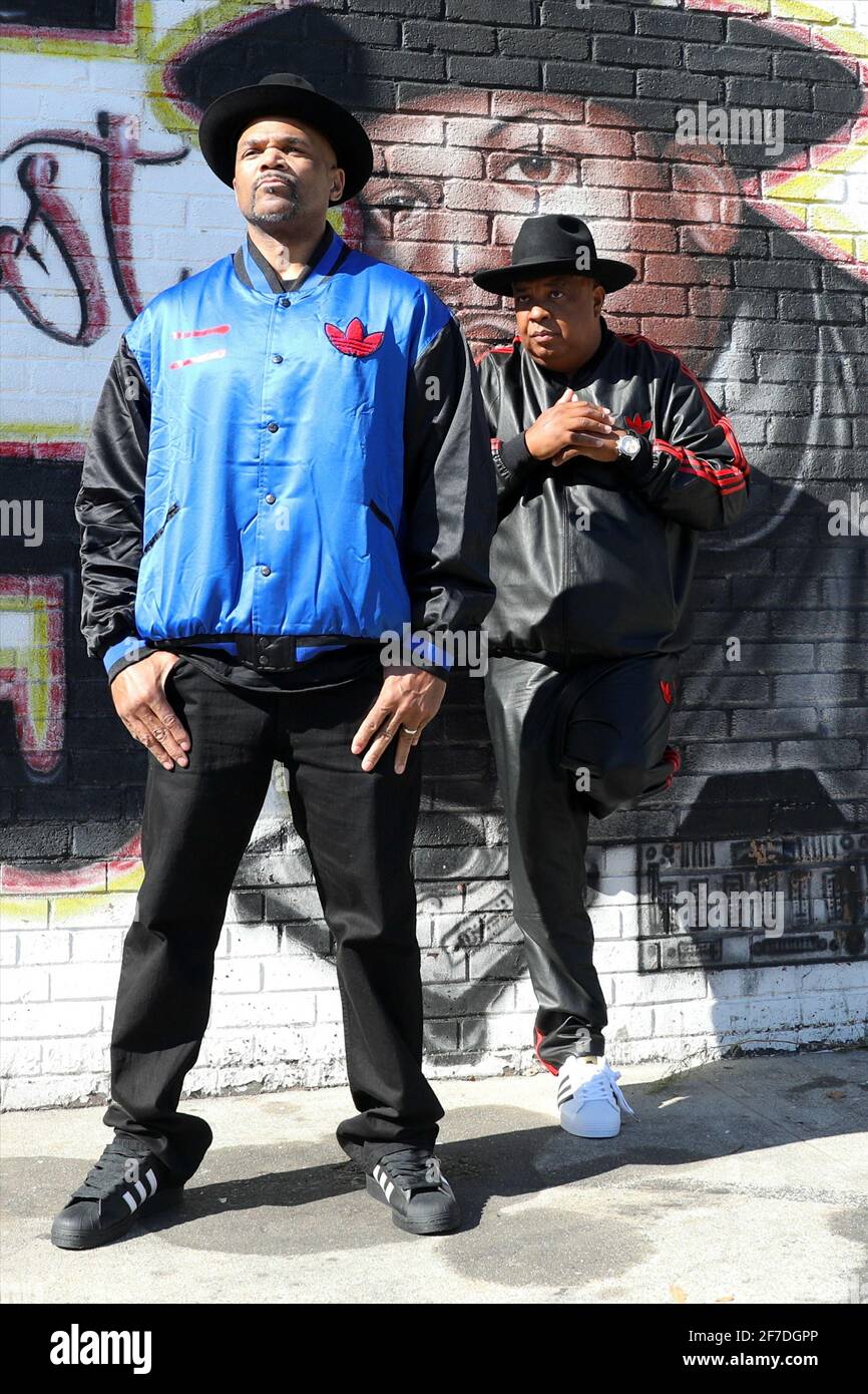 New York - NY - 20201005 Darryl McDaniels and Reverend Run of the Hip Hop  group "Run DMC" pictured in front of Jam Master Jay mural for a 'Adidas'  photoshoot in Hollis