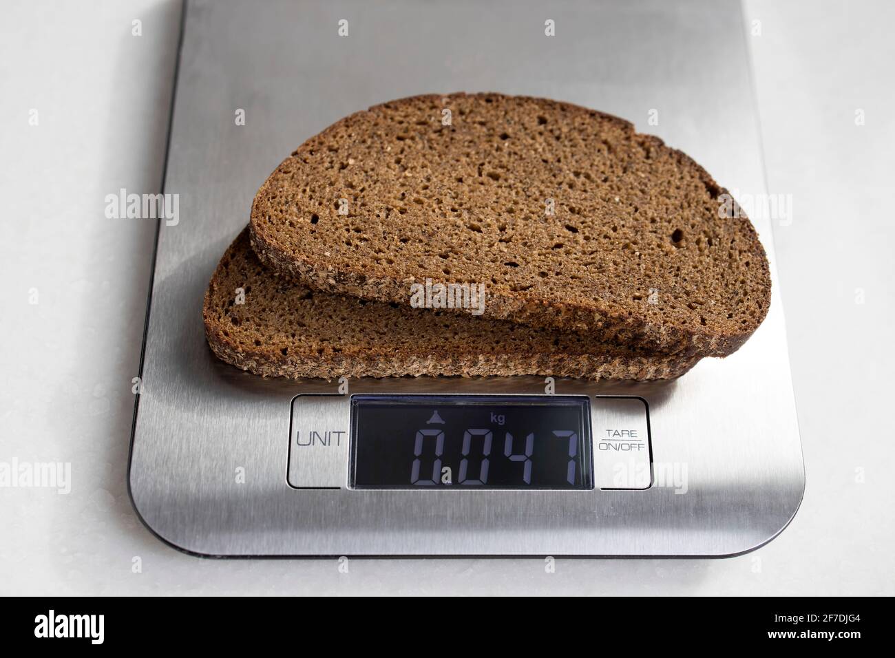 https://c8.alamy.com/comp/2F7DJG4/two-pieces-of-rye-bread-are-weighed-on-a-kitchen-scale-diet-2F7DJG4.jpg