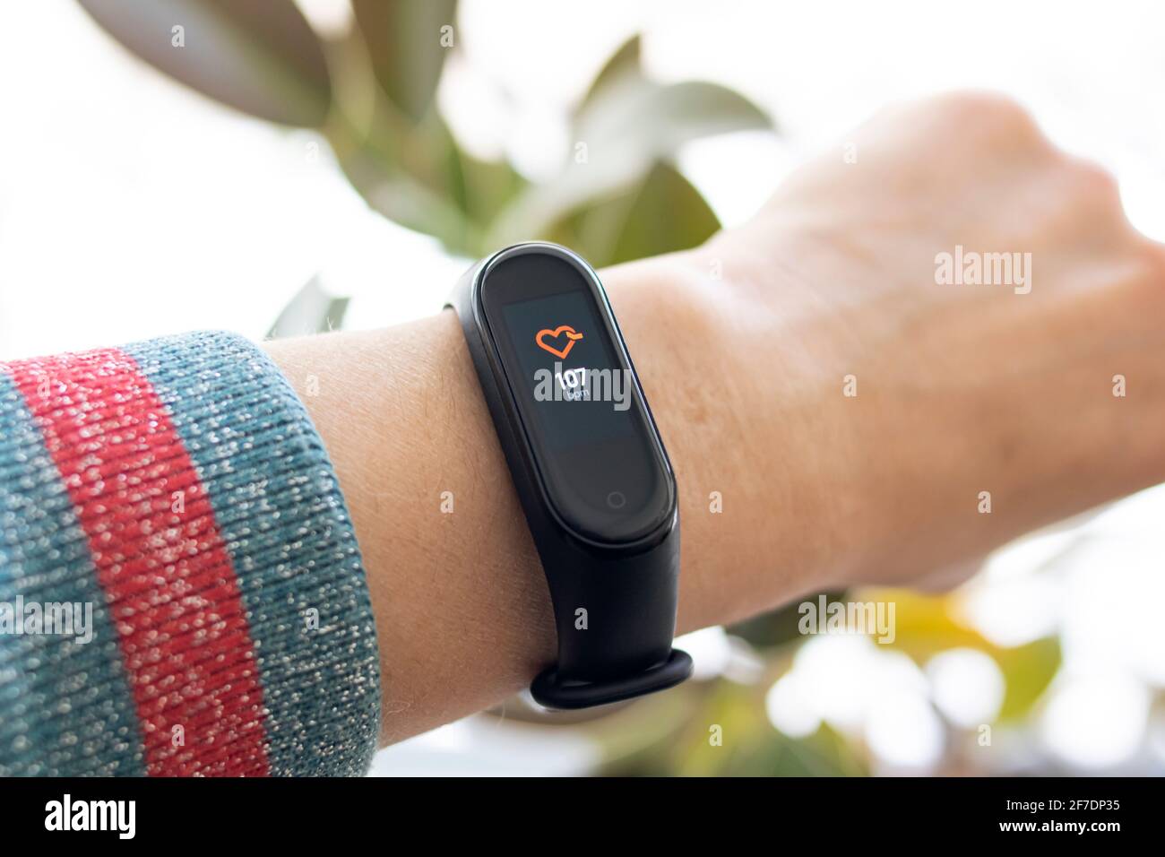 Xiaomi band 4 hi-res stock photography and images - Alamy