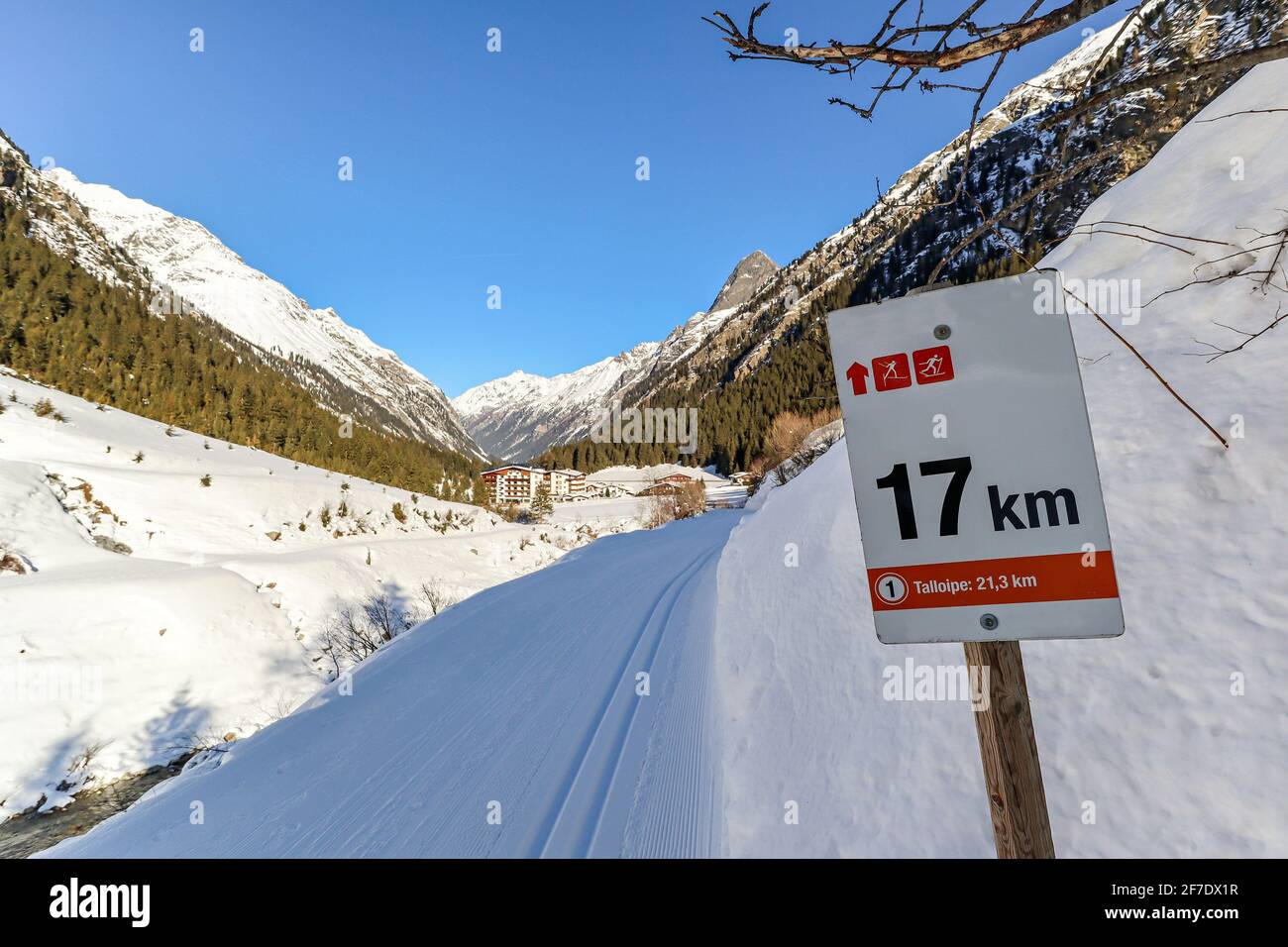 Signpost at Cross-country skiing trail through the Pitztal near Sankt Leonhard in Tirol, winter sports in snowy landscape in the Austrian Alps, Austri Stock Photo