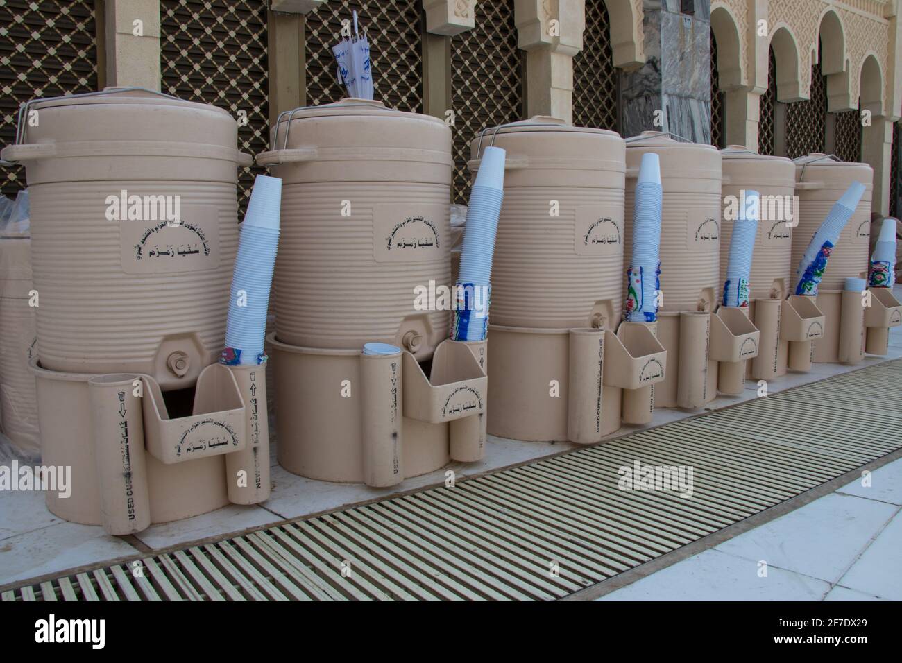https://c8.alamy.com/comp/2F7DX29/zamzam-water-zam-zam-water-barrels-in-the-masjidil-haram-mecca-saudi-arabia-2F7DX29.jpg