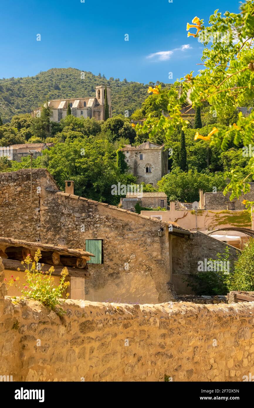 Goult in Provence, village perched on the mountain, typical street Stock Photo