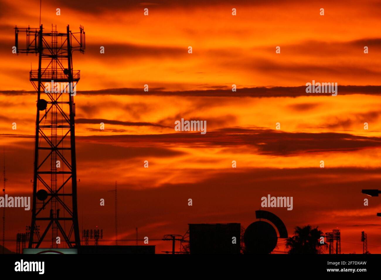 Communications antenna at sunset and Red sky, orange sky in Hermosillo, Mexico. (Photo by Luis Gutierrez / Norte Photo)  Antena de comunicaciones al atardecer y cielo Rojo,  cielo naranja  en Hermosillo, Mexico.  (Photo by Luis Gutierrez / Norte Photo) Stock Photo