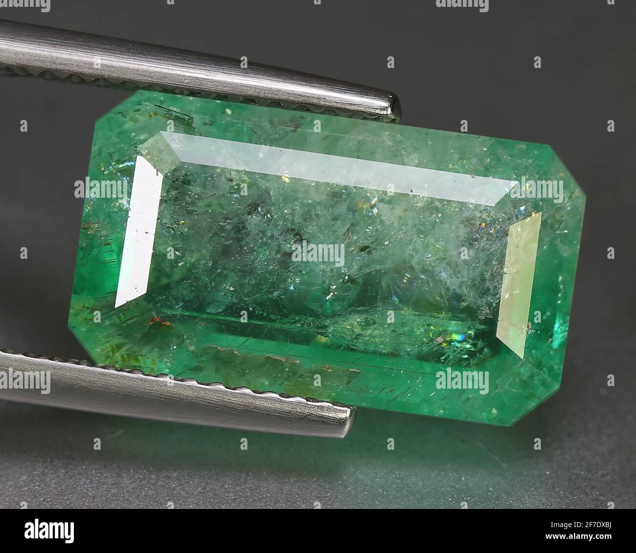Emerald stone isolated hi-res stock photography and images - Alamy