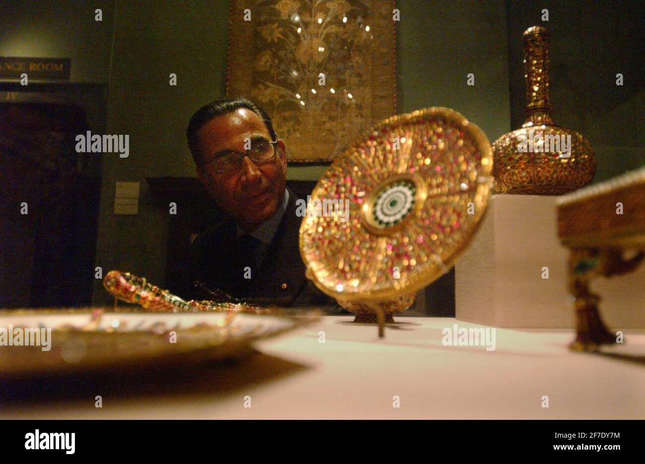 DR KHALILI WITH A EARLY GOLD AND ENAMEL OBJECTS,PART OF THE 'ART FROM ISLAMIC LANDS'EXIBITION AT SOMERSET HOUSE. 13/4/04  PILSTON Stock Photo