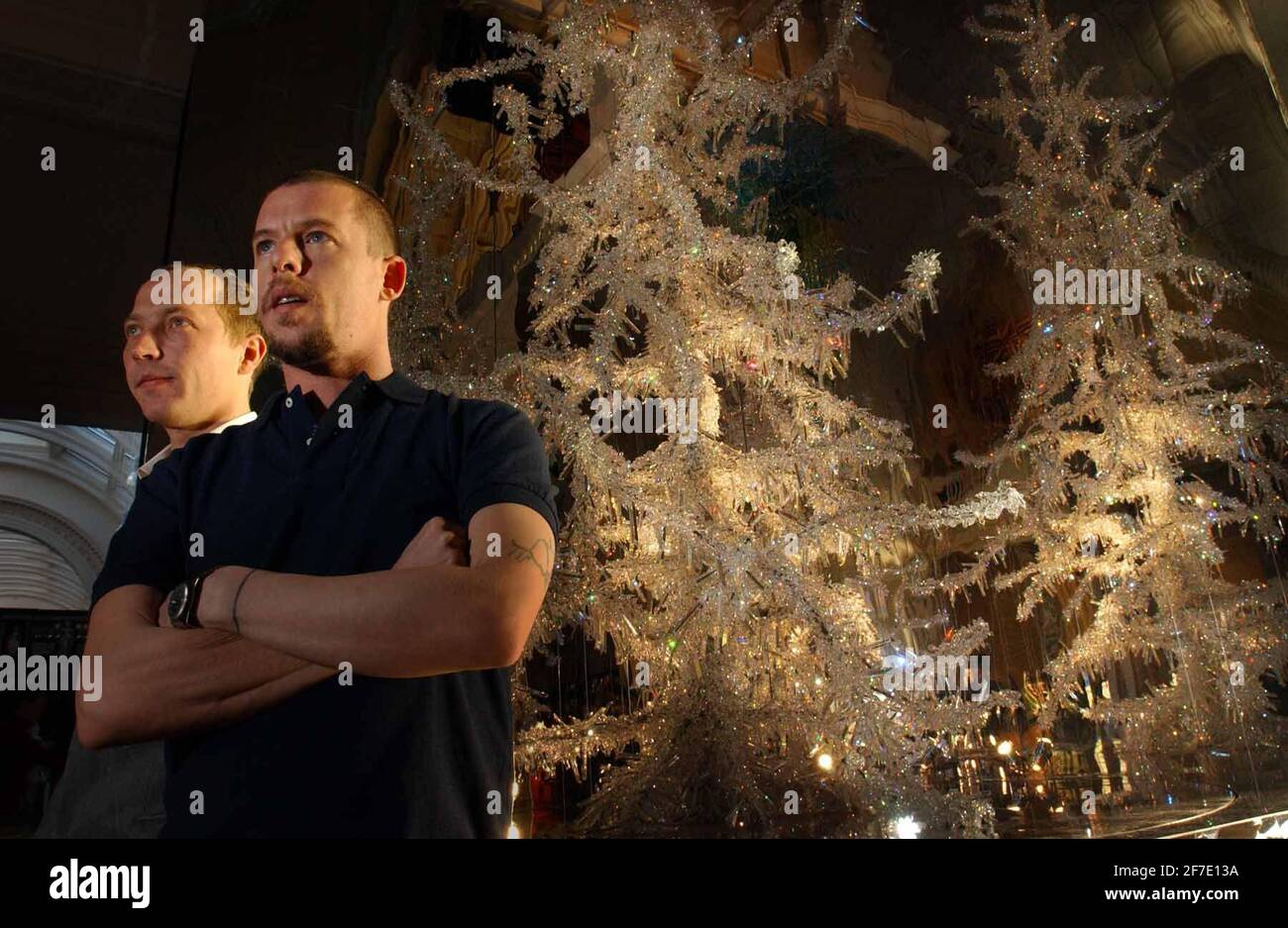 ALEXANDER MCQUEEN[L] AND TORD BOONTJE WITH THE CRYSTAL CHRISTMAS TREE THEY DESIGNED FOR THE V&A.15/12/03 PILSTON Stock Photo