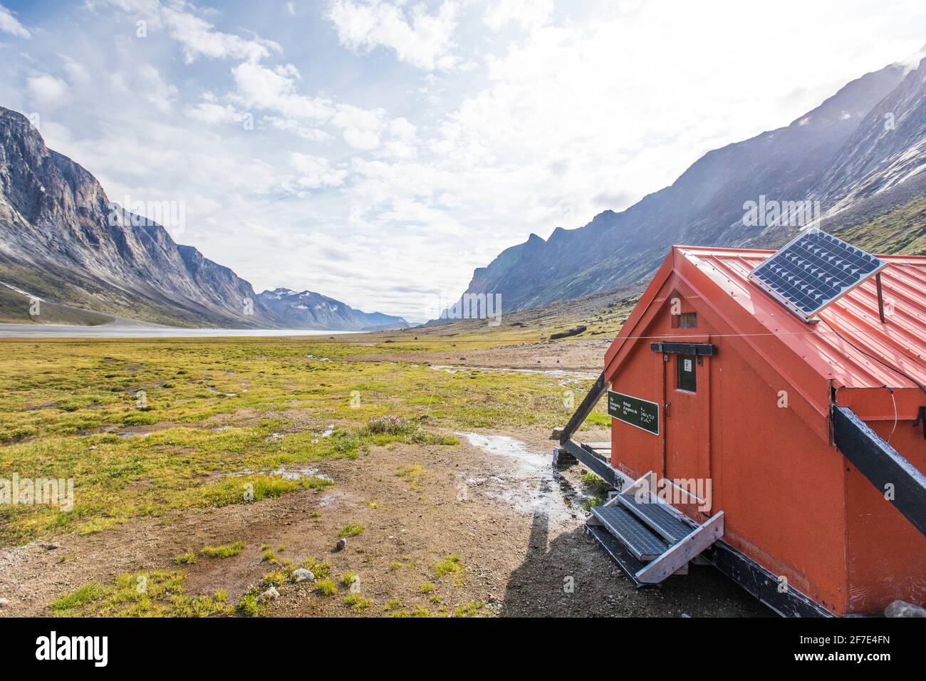 Emergency shelter with solar panel in Akshayuk Pass, Baffin Island. Stock Photo