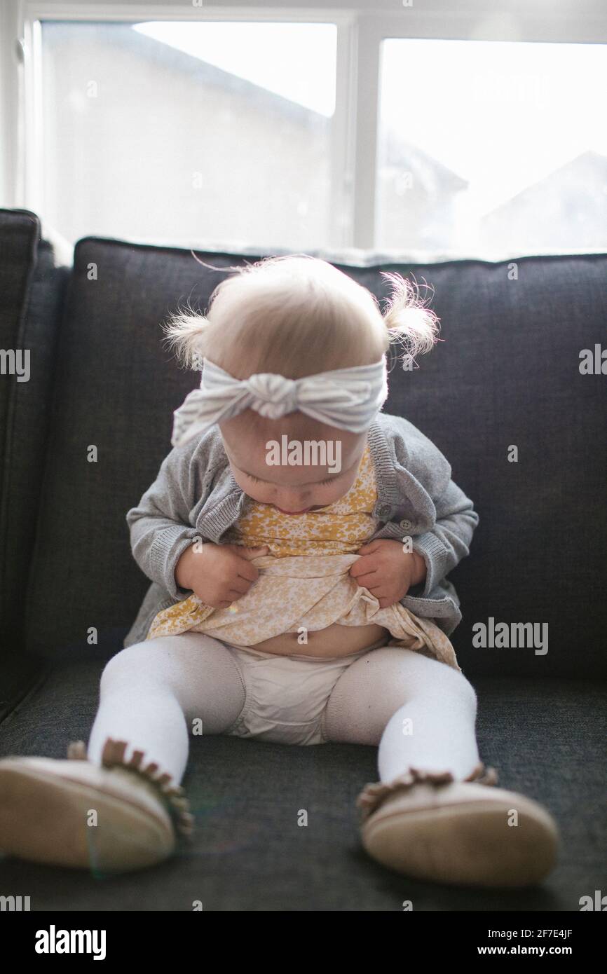 Kid looking at belly hires stock photography and images Alamy