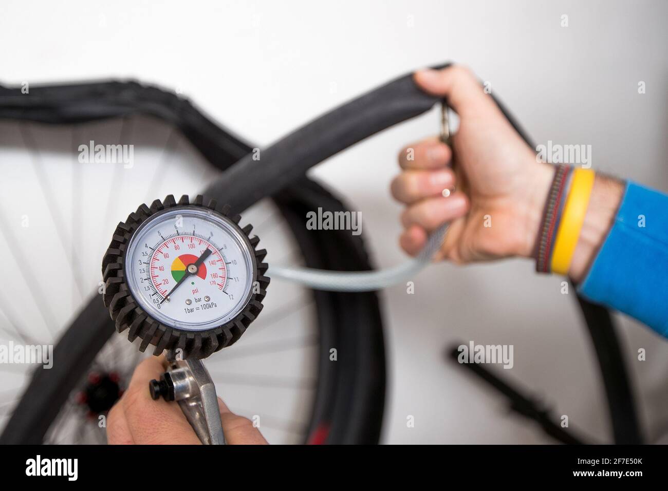 Bicycle tyre gauge hires stock photography and images Alamy