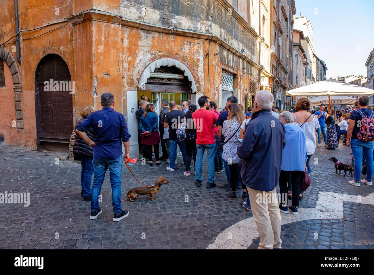 People lined up in front of Pasticceria il Boccione, Kosher bakery, pastry  shop, Jewish Quarter, Rome, Italy Stock Photo - Alamy