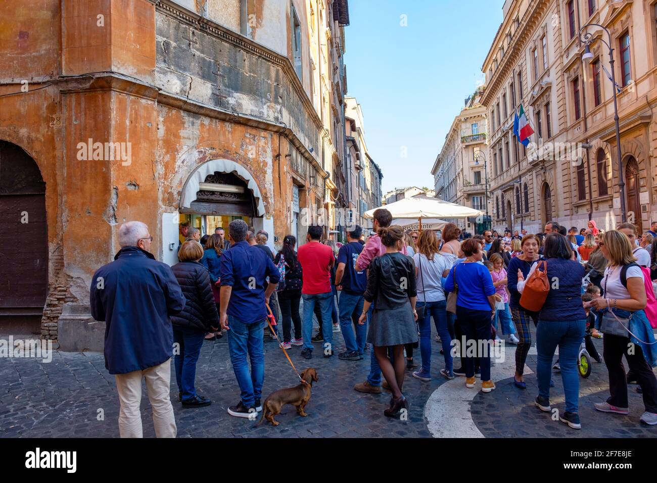 Tourists in front of Pasticceria il Boccione, Kosher bakery, pastry shop,  Via del Portico d' Ottavia, Jewish Quarter, Rome, Italy Stock Photo - Alamy