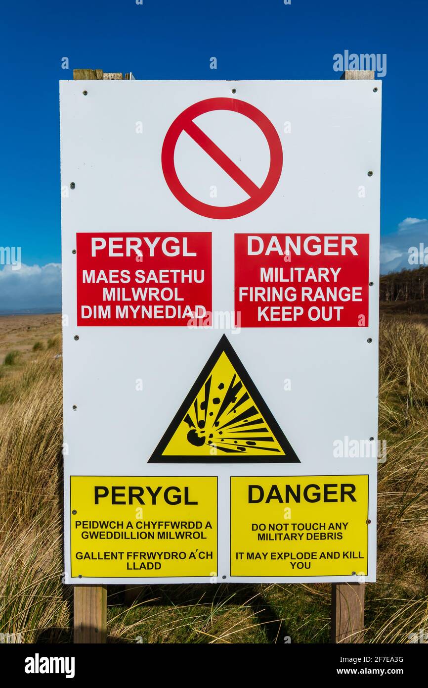 CEFN SIDAN, WALES - MARCH 25 2021: A Ministry of Defence warning sign in English and Welsh languages at the Pembrey Firing Range in Wales, UK Stock Photo