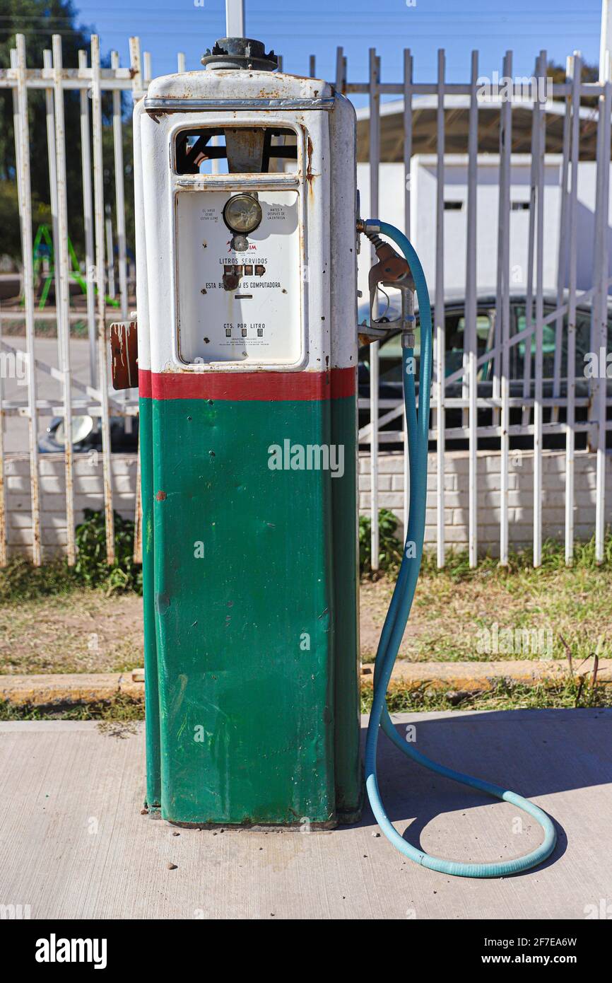 Pemex. Old gasoline pump manufactured in the state of Indiana U.S, it is located in the gasoline station in Villa Hidalgo Mop. Villa Hidalgo, Sonora Mexico. . (Photo: LuisGutierrez / NortePhoto.com) Antigua bomba de gasolina fabricada en el estado de Indiana U.S, se encuentra en la estacion de gasilina en Villa Hidalgo Mop. Villa Hidalgo, Sonora Mexico. . (Photo: LuisGutierrez/NortePhoto.com) Stock Photo
