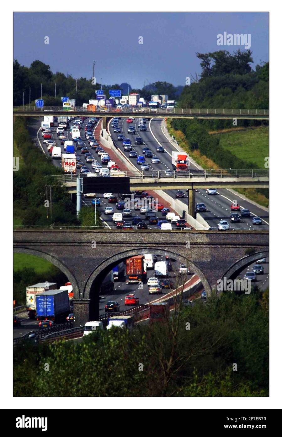 Bank Holiday weekend traffic on the M25,Friday afternoon. near m40 intersectionpic David Sandison 23/8/2002 Stock Photo