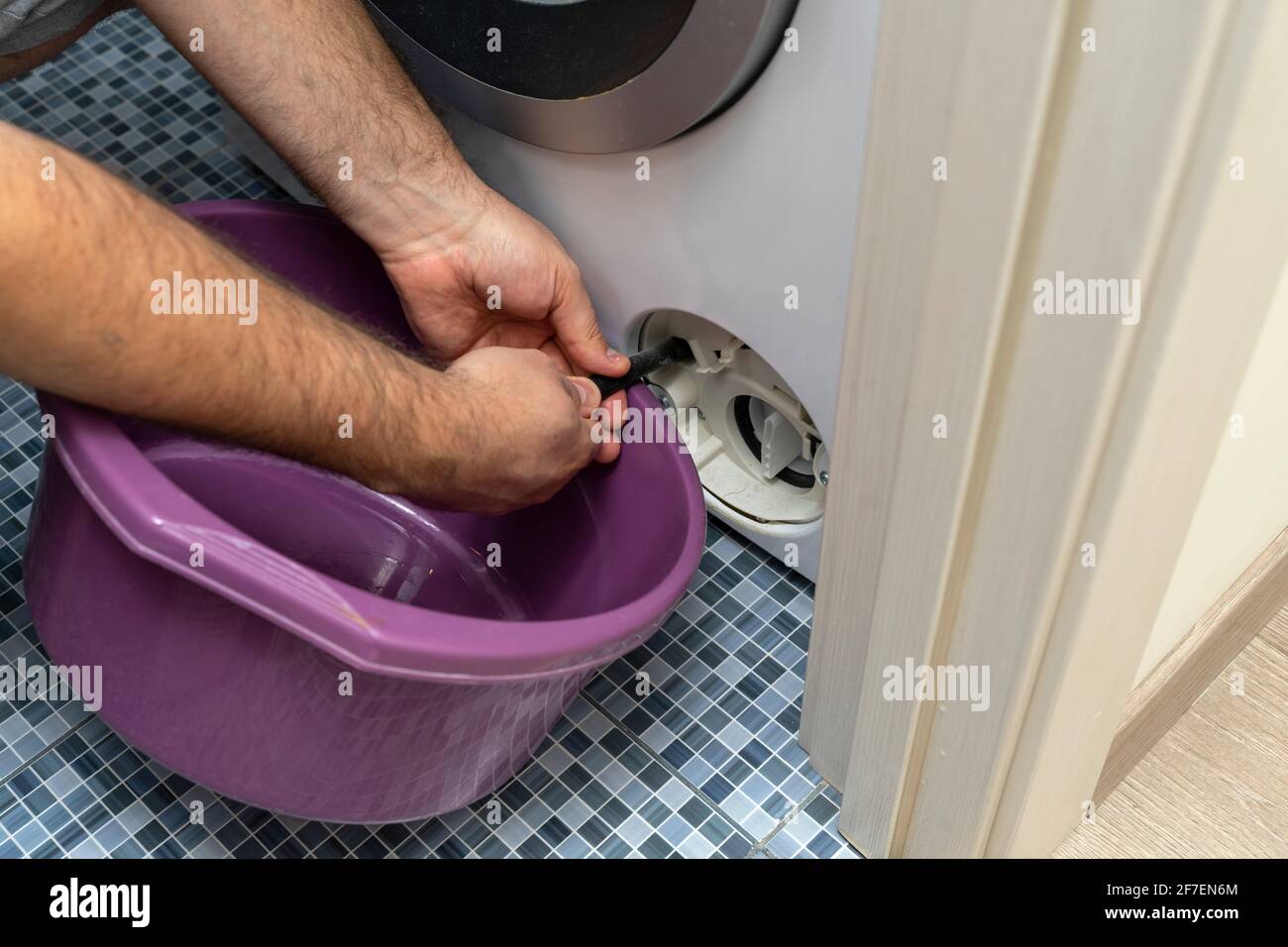 Broken washing machine hires stock photography and images Alamy