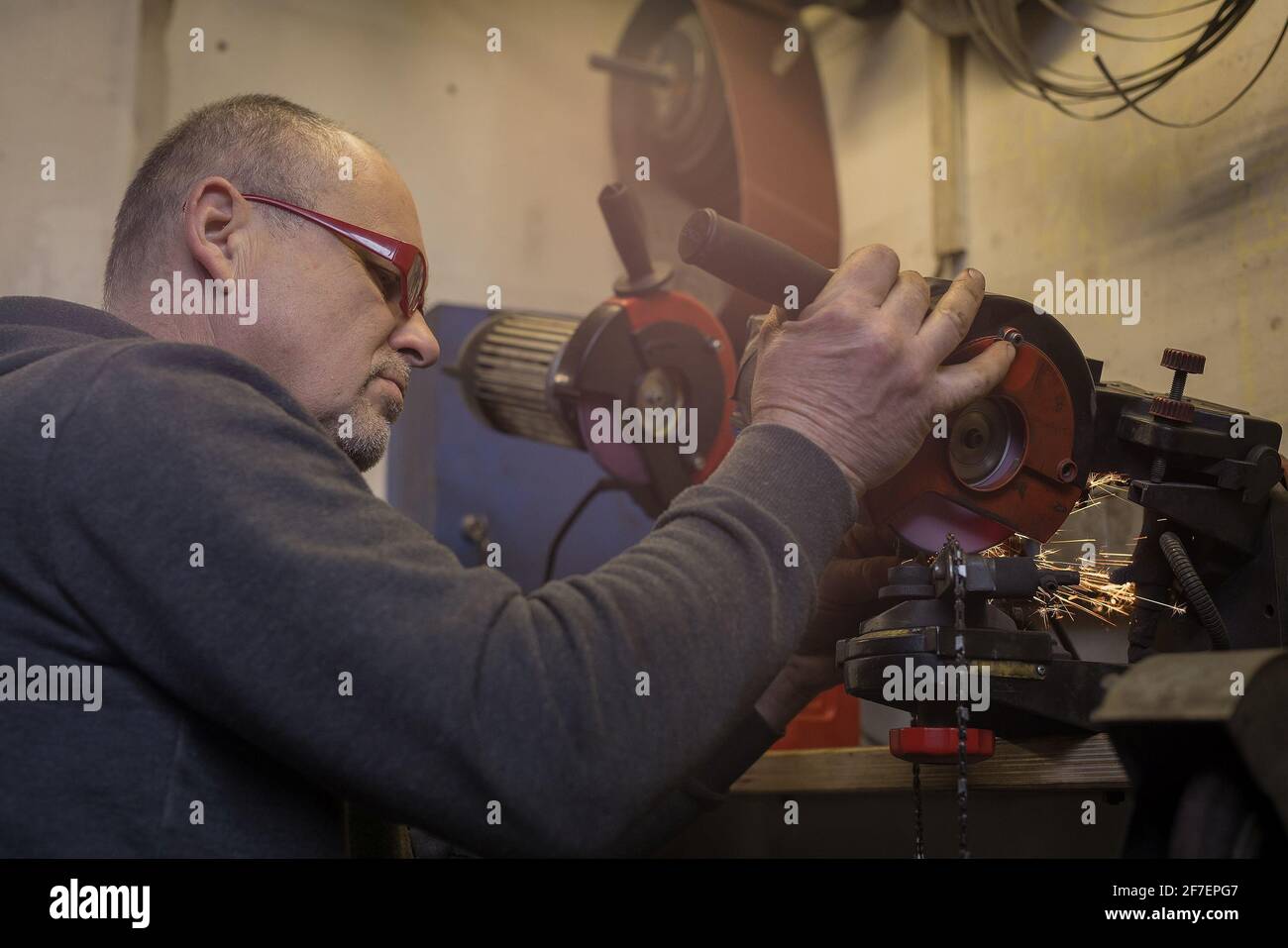 Sharpening motor chain or chainsaw chain with the use of a motorized