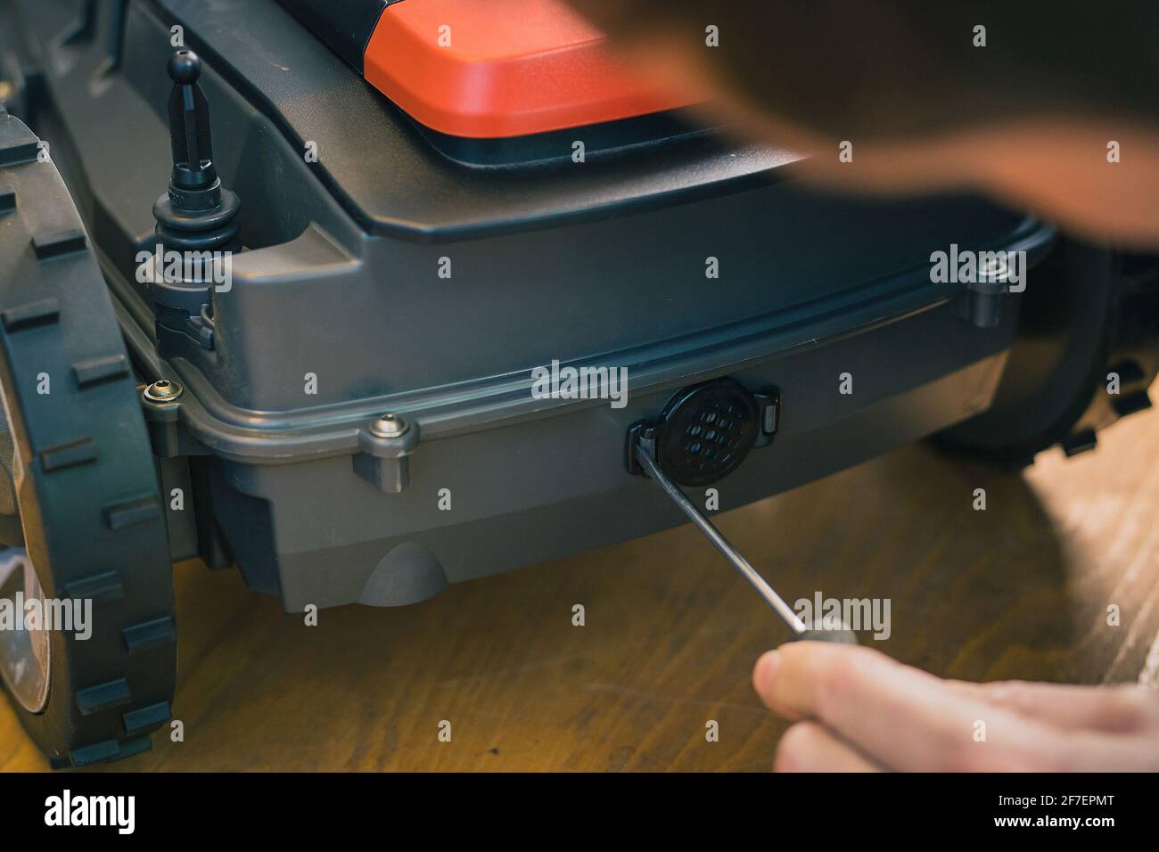 Changing the filter or neoprene breather inset for the robotic