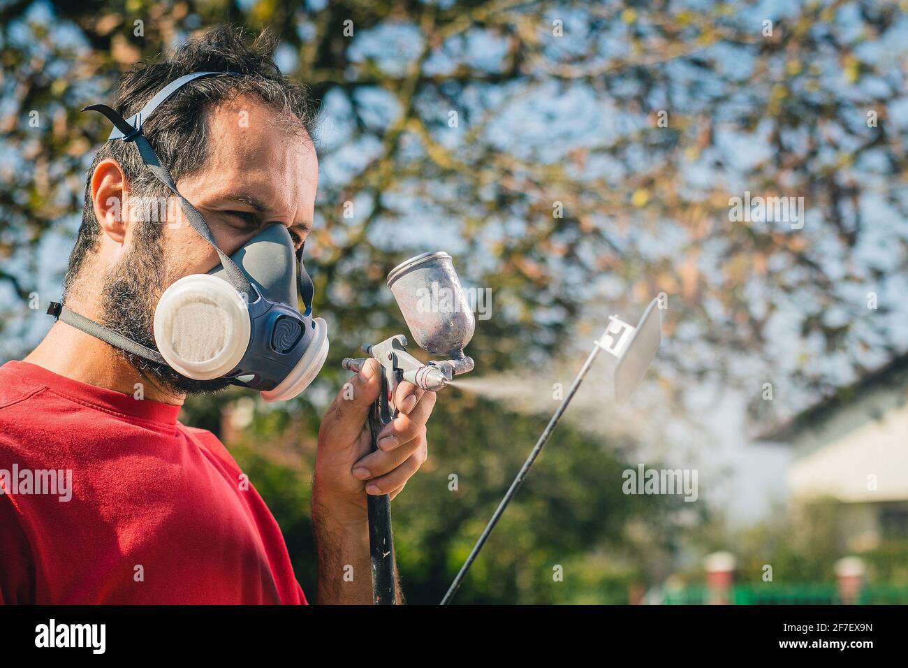 Man in silver body paint hi-res stock photography and images - Alamy