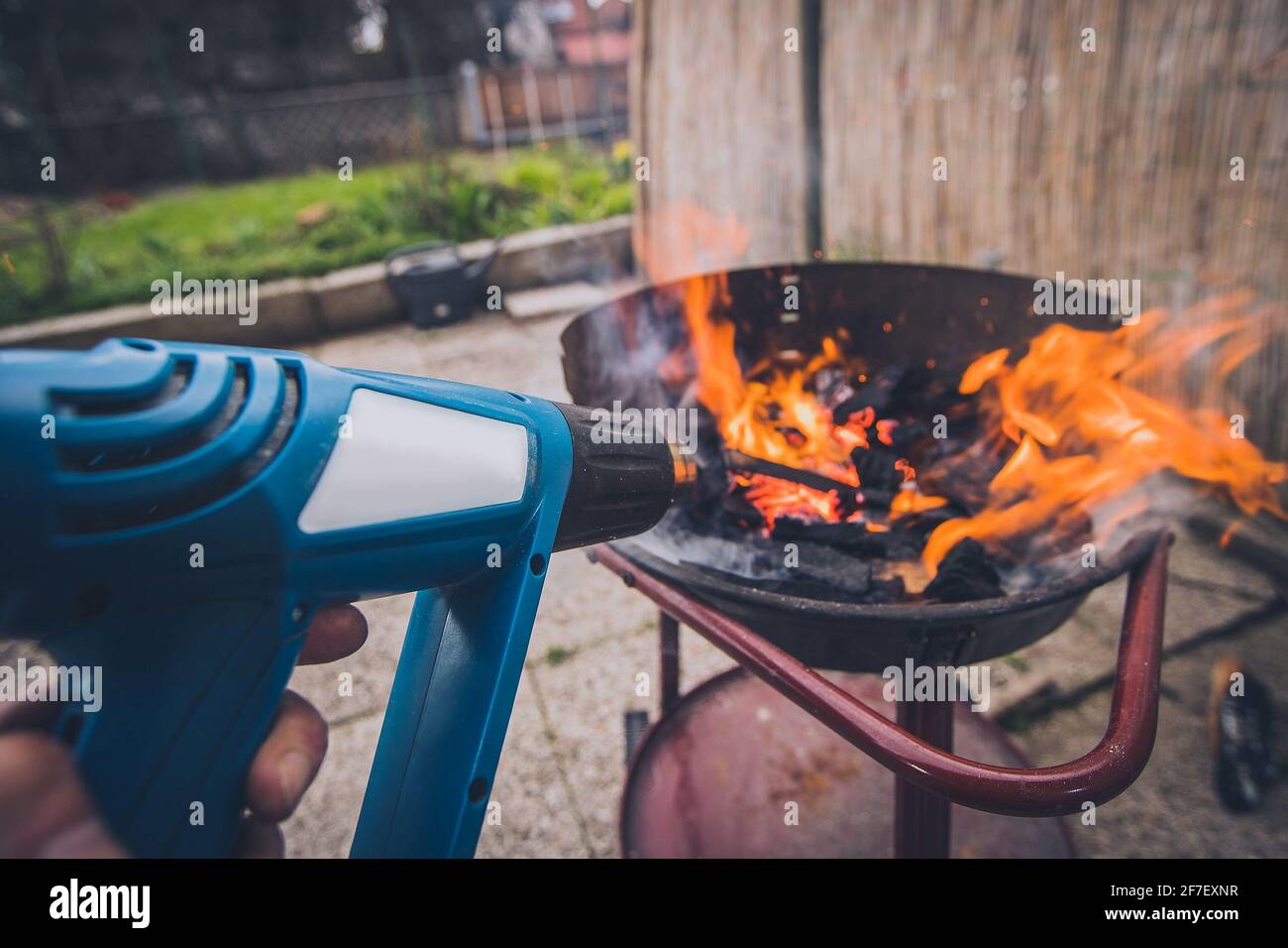 Preparation of a garden grill, heating and starting the fire with an