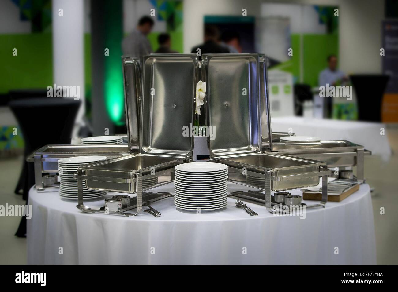 https://c8.alamy.com/comp/2F7EYBA/aluminium-or-stainless-steel-containers-for-food-on-a-conference-or-a-banquet-on-a-white-table-a-bunch-of-white-plates-and-cutlery-is-seen-2F7EYBA.jpg