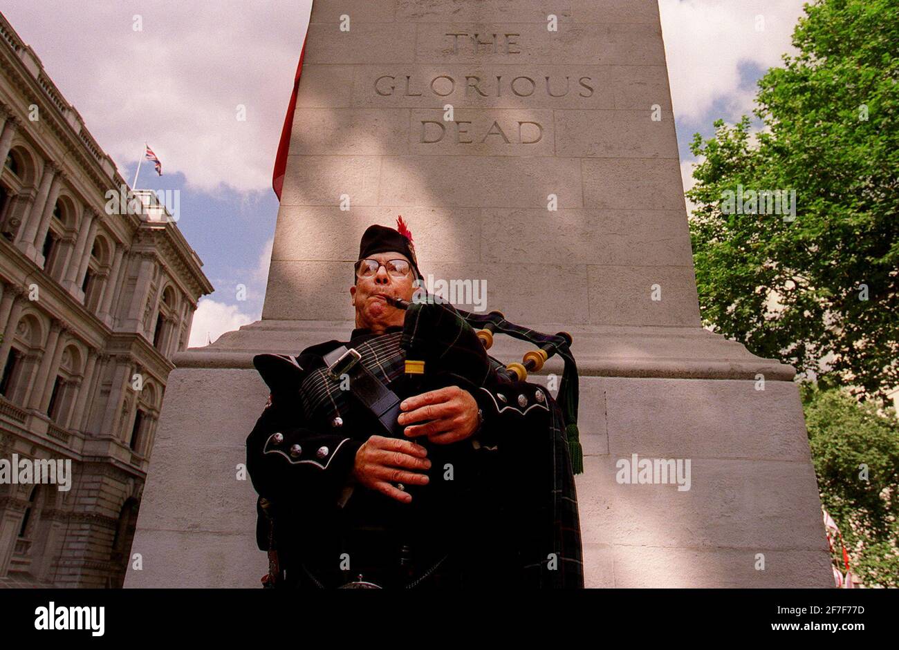 ON THE 55 ANNIVERSARY OF V.J. DAY W.W.2 JAPANESE P.O.W'S HELD A MEMORIAL AT THE CENITAPH (SP) BILL PLENTY WAS THE LONE PIPER. PHOTOGRAPH BY MARK CHILVERS. 15/8/00 Stock Photo