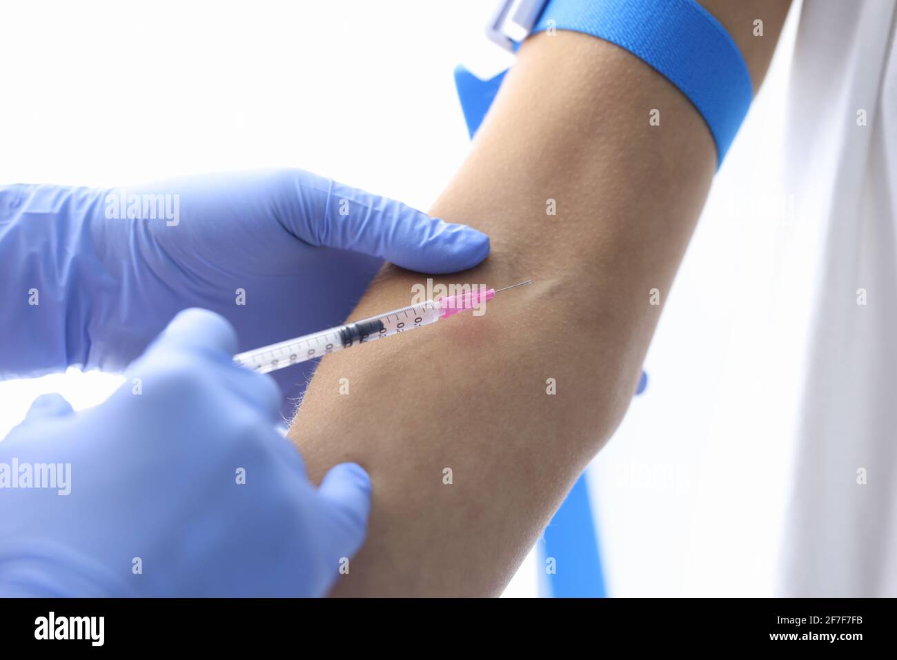Dr Injecting Doctor injects medical injection hi-res stock photography and images ...