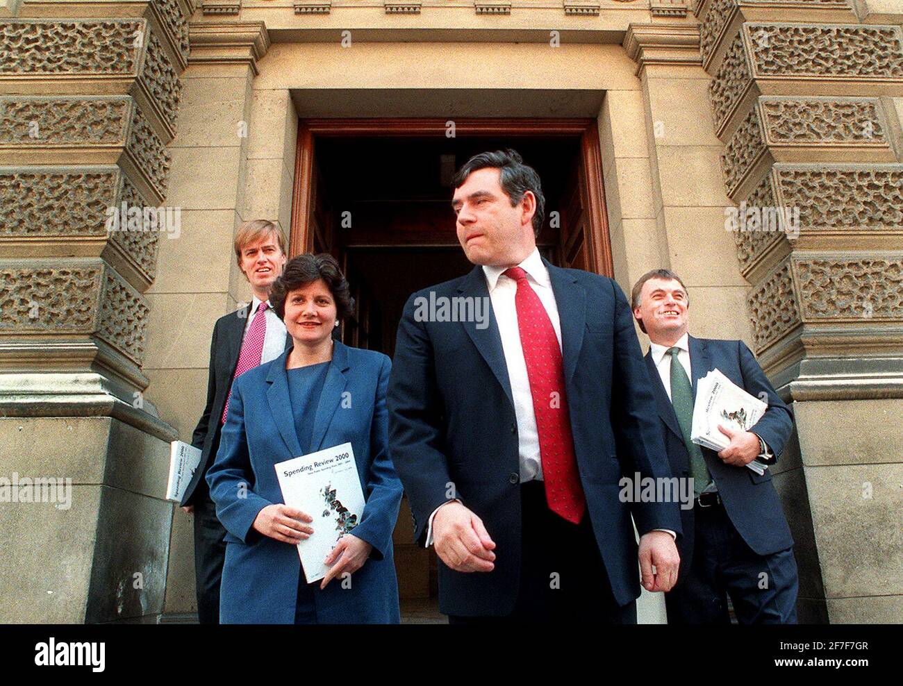 GORDON BROWN MP CHANCELLOR OF THE EXCHEQUER JULY 2000 LEAVING THE TREASURY FOR THE COMMONS THIS AFTERNOON WITH HIS TREASURY TEAM, L-R: STEPHEN TIMMS, FINANCIAL SECRETARY; MELANIE JOHNSON, ECONOMICS SECRETARY; GORDON BROWN;  DAWN PRIMOROLO, PAYMASTER GENERAL: ANDREW SMITH, CHIEF SECRETARY TO THE TREASURY Stock Photo