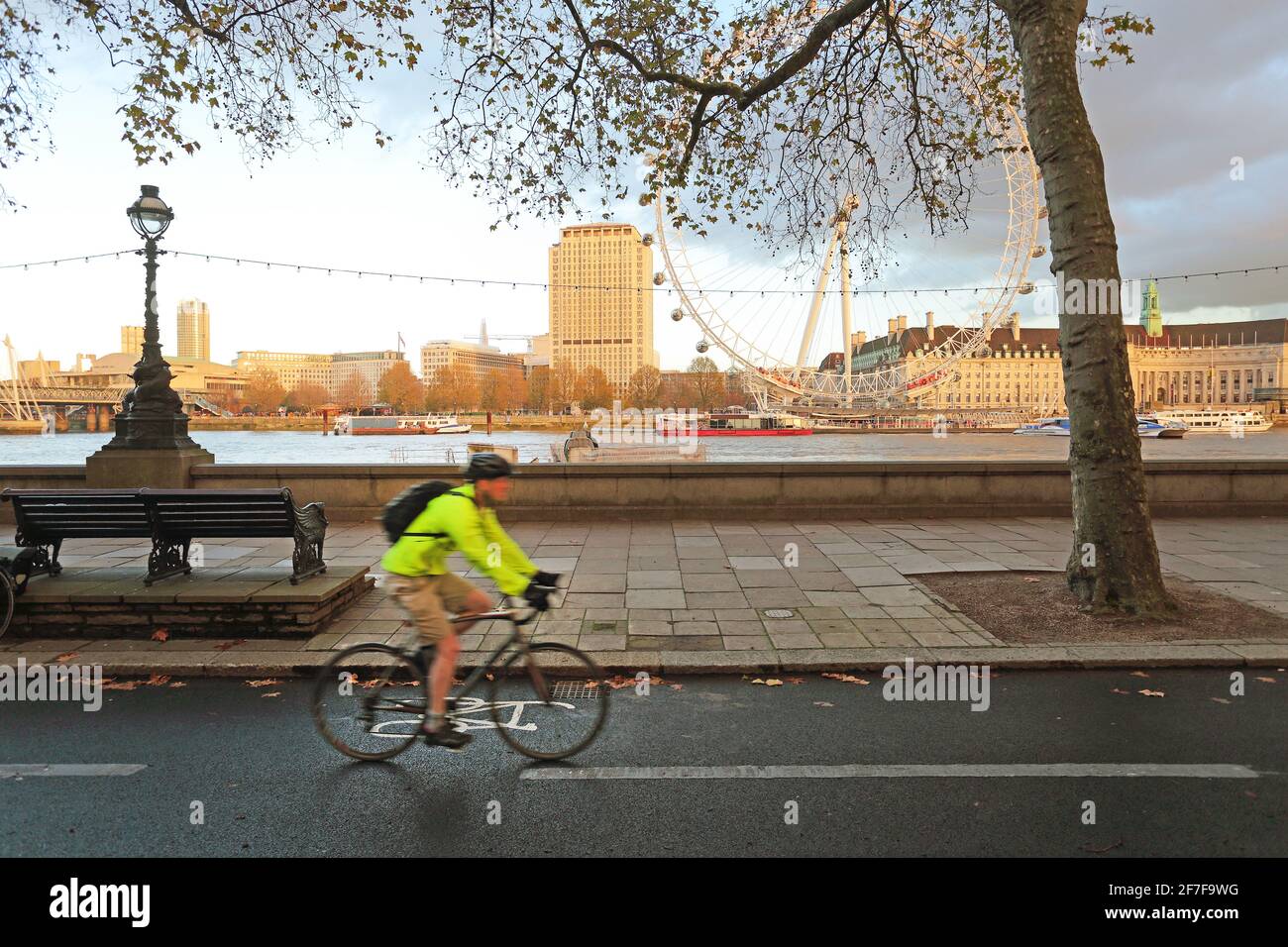Cyclist on the Cycle Super Highway on the Embankment in central London ,England , UK Stock Photo