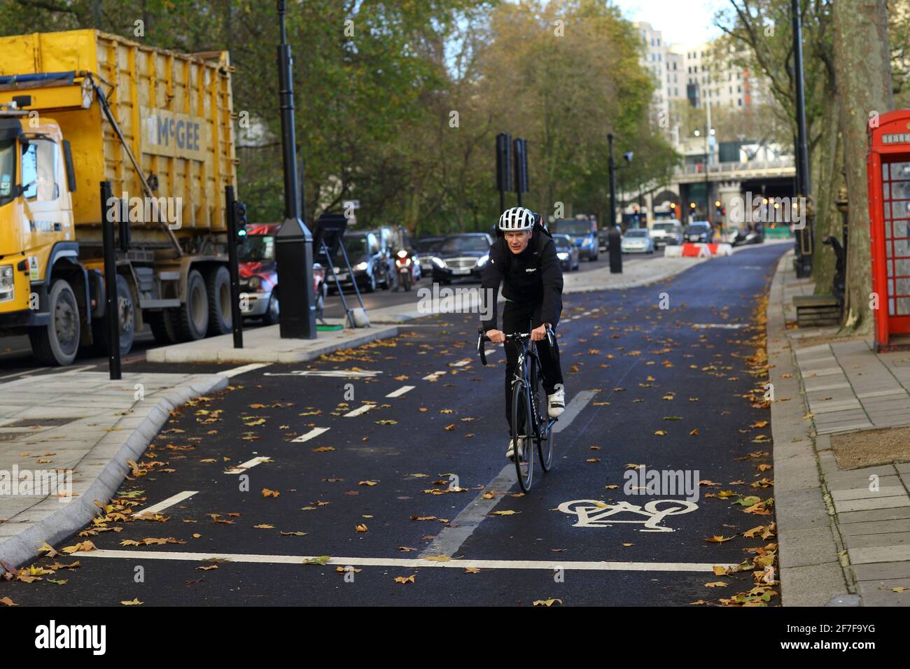 Cyclist on the Cycle Super Highway on the Embankment in central London ,England , UK Stock Photo