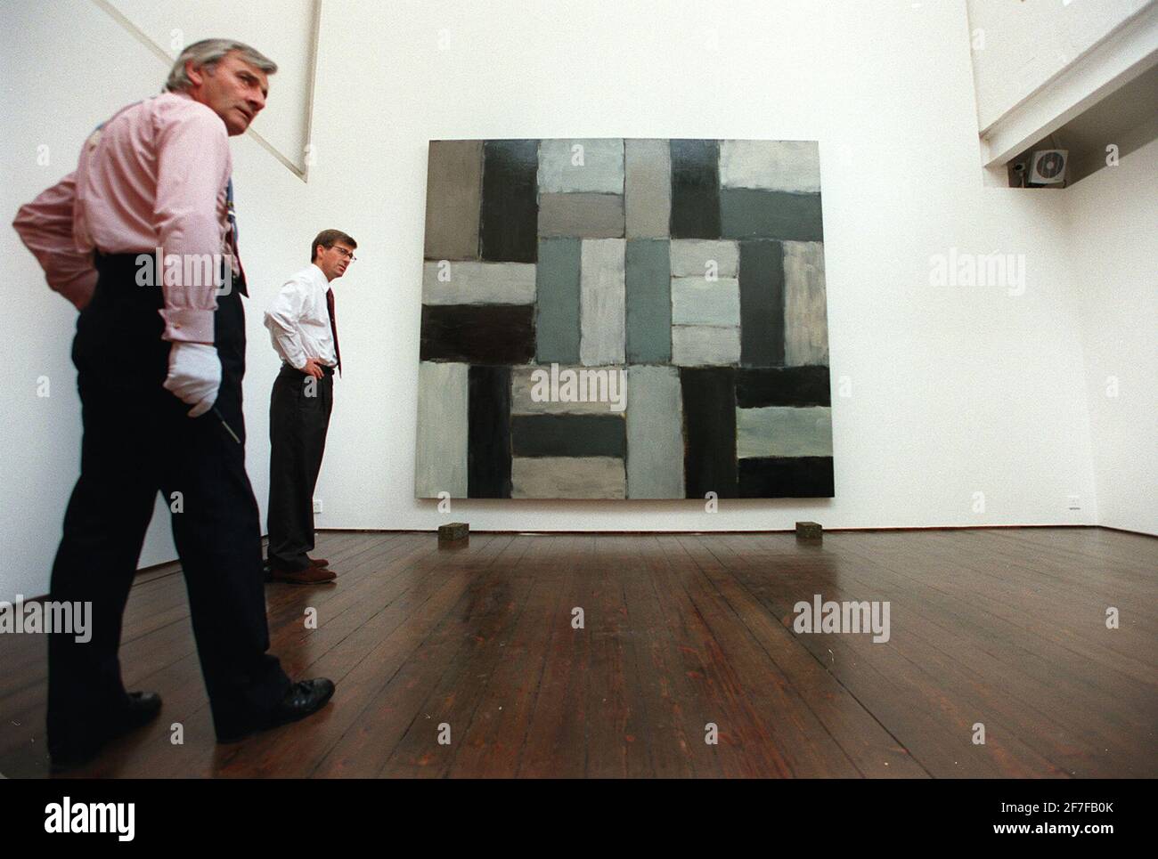 THE WORK OF SEAN SCULLY ENTITLED 'COYOTE' HAVING JUST BEING HUNG AT THE TIMOTHY TAYLOR GALLERY IN BRUTON PLACE, W1.7 September 2000 PHOTO ANDY PARADISE Stock Photo