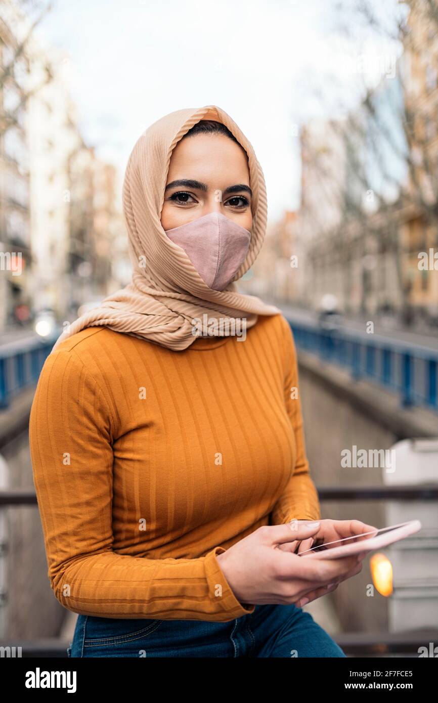 Muslim woman with face mask hi-res stock photography and images - Alamy
