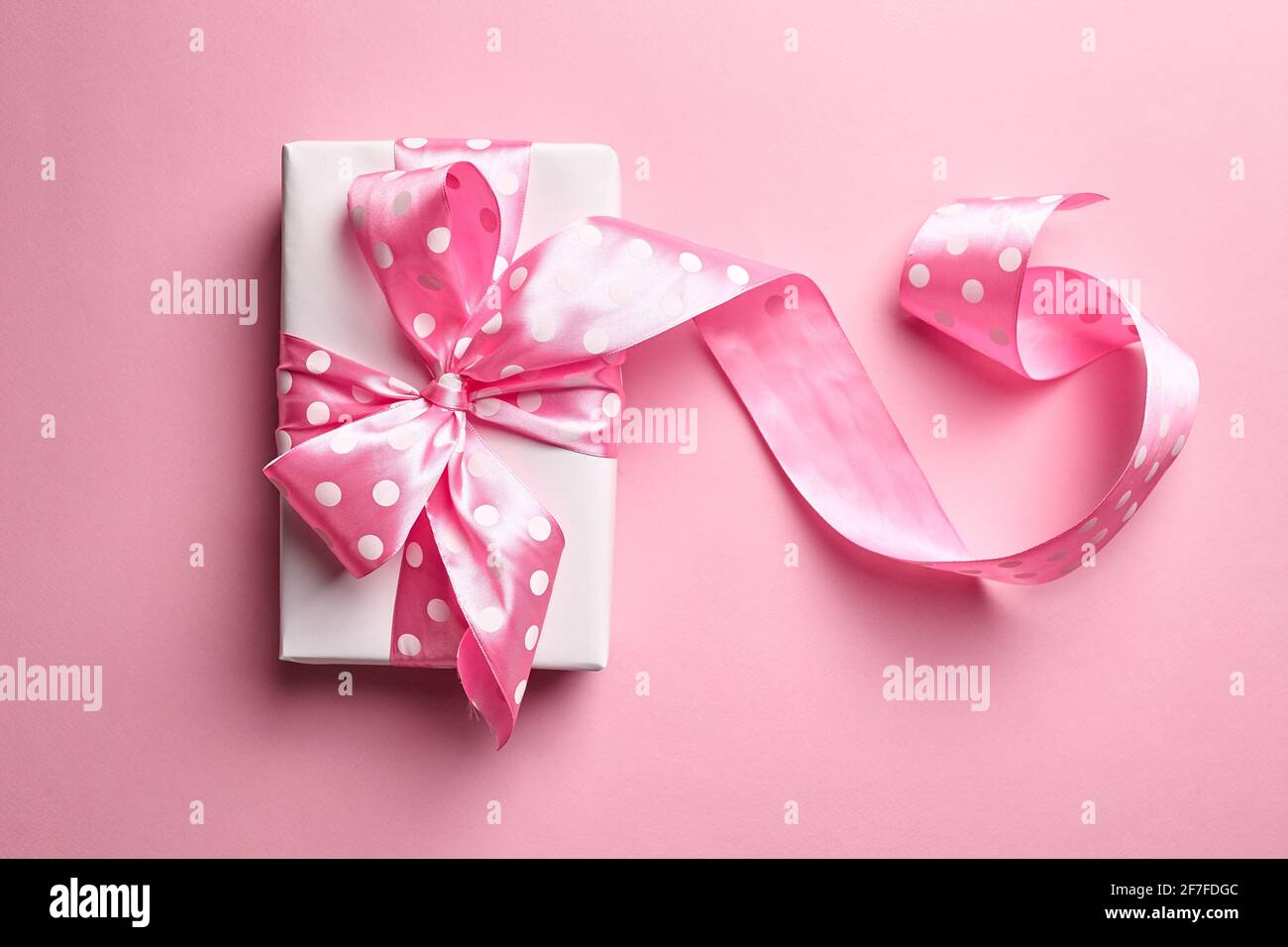Pink ribbon bow hi-res stock photography and images - Alamy
