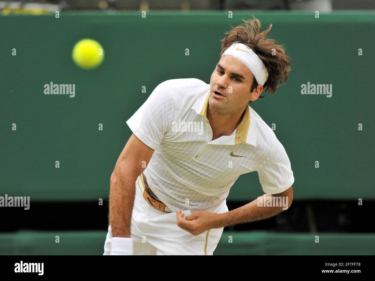 WIMBLEDON 2009 7th DAY.  29/6/09.  RODGER FEDERER   DURING  HIS MATCH WITH ROBIN SODERLING.   PICTURE DAVID ASHDOWN Stock Photo