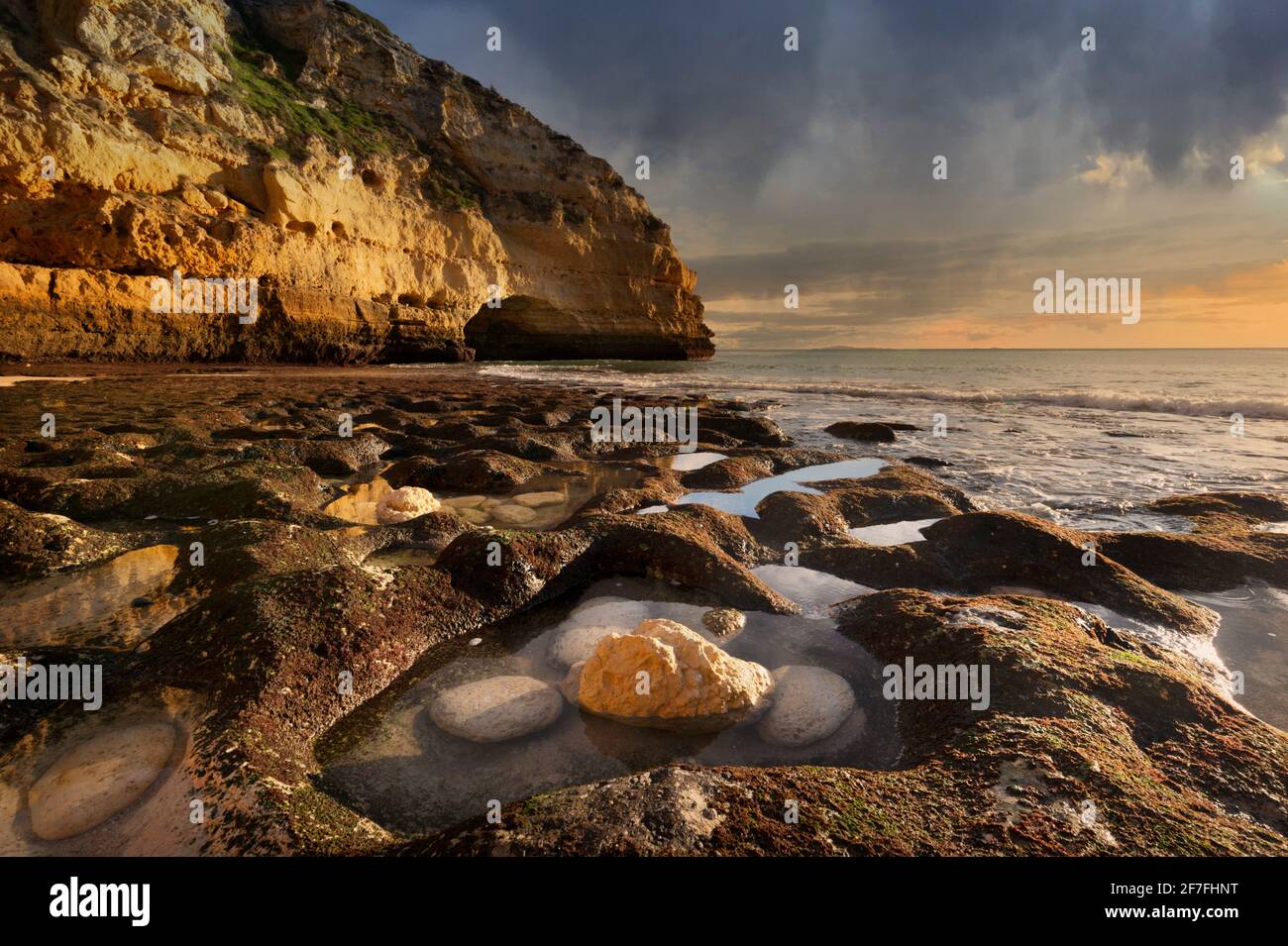Praia do Paraíso, rock pools and cliffs, Algarve, Portugal Stock Photo