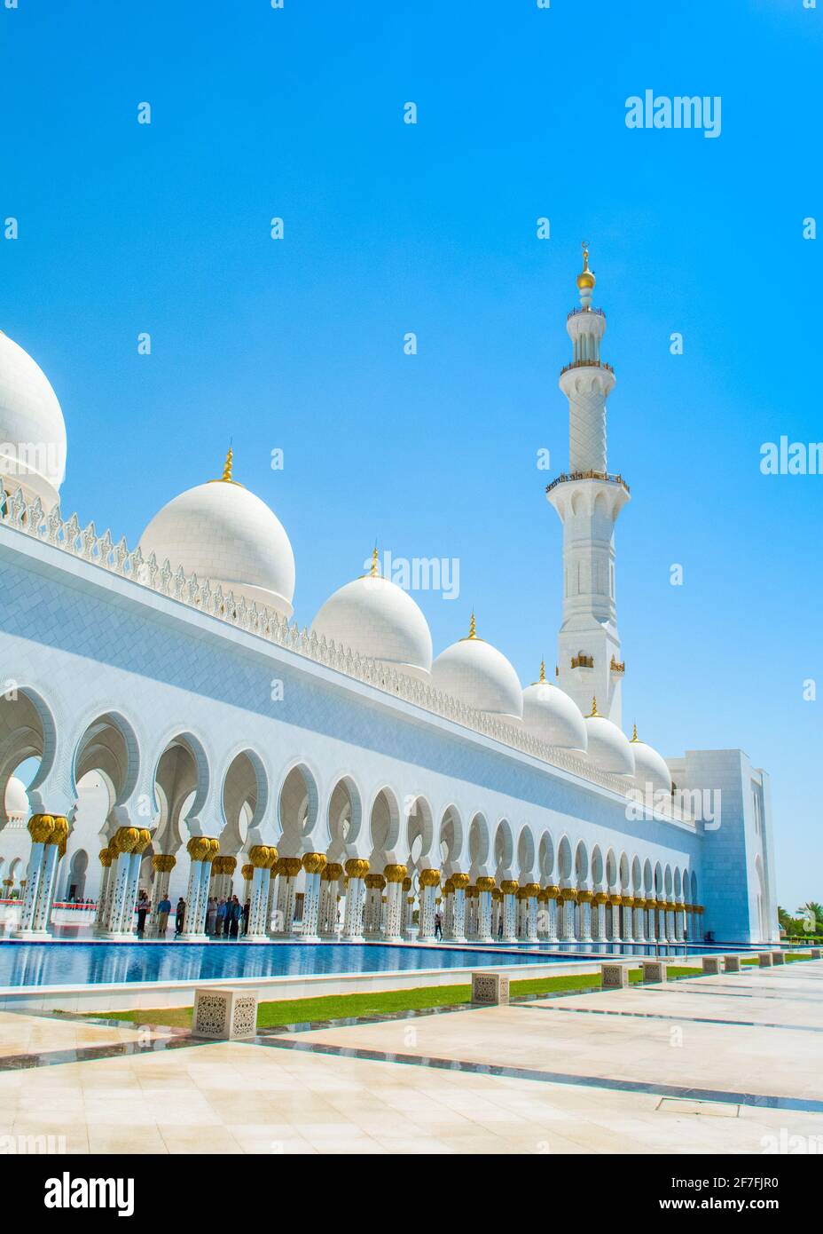 View of the Sheikh Zayed Grand Mosque in Abu Dhabi, the largest mosque ...