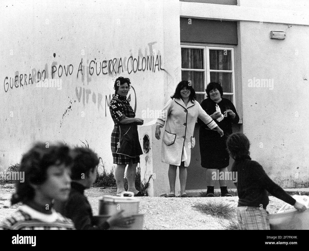 After the socialist military coup, the so-called Carnation Revolution in Portugal, the slum dwellers in Boa Vista launched their own revolution. They occupied 270 apartments that they have been empty for almost four years in a slum remediation project. Lisbon, Portugal, May 05, 1974. Photo: Sven-Erik Sjoberg / DN / TT / Code: 53 Stock Photo
