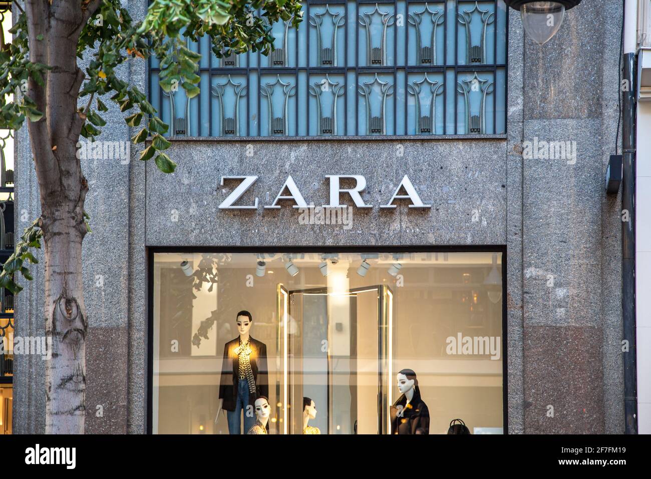 Zara store shop front entrance Stock Photo - Alamy