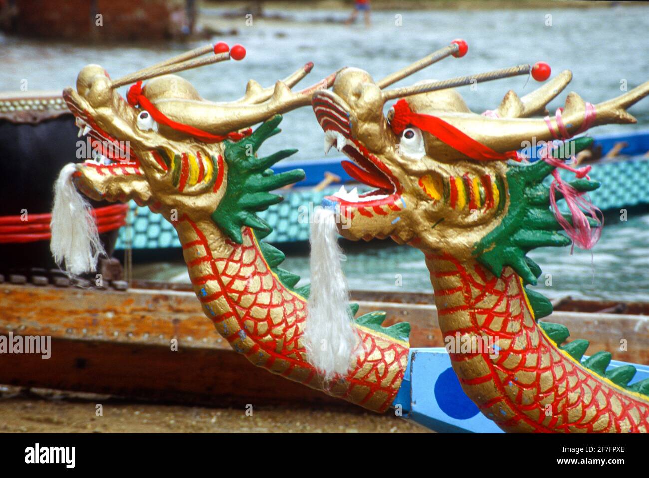 Une tête de dragon prise lors d'une danse du dragon chinois au Londres Hong  Kong Dragon Boat Festival, Royal Albert Docks, London 2011 Photo Stock -  Alamy
