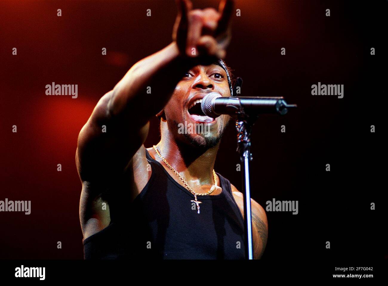 D'ANGELO SINGER, PERFORMING ON STAGE AT THE BRIXTON ACADEMY Stock Photo