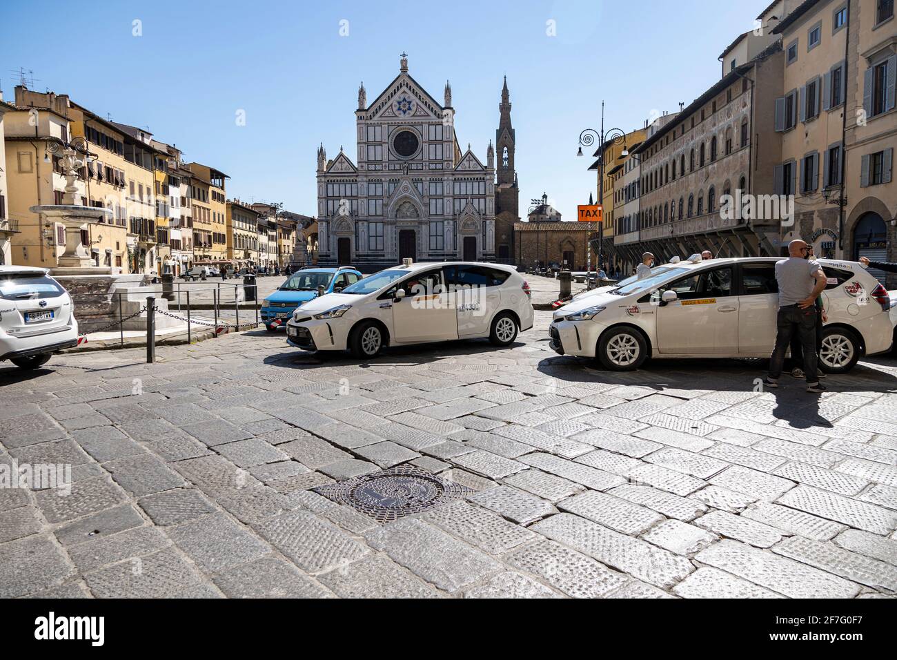 Florence, Italy. 31st Mar, 2021. (3/31/2021) Covid-19 lockdown in Italy, Florence is in a high-risk red zone, taxis have very little work and are all stopped in Piazza Santa Croce (Photo by Federico Neri/Pacific Press/Sipa USA) Credit: Sipa USA/Alamy Live News Stock Photo