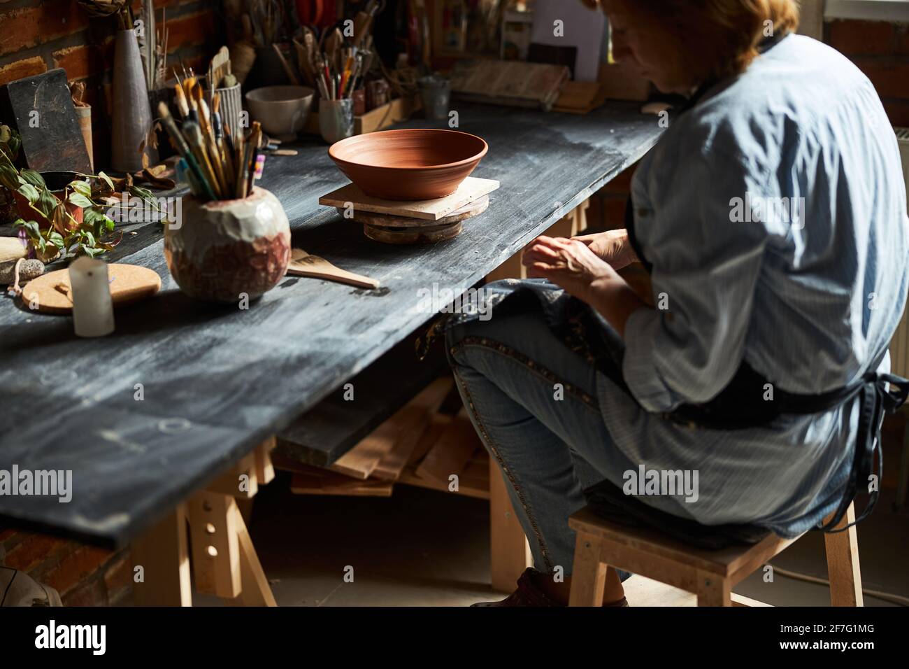 Female ceramic artist working in pottery workshop Stock Photo - Alamy