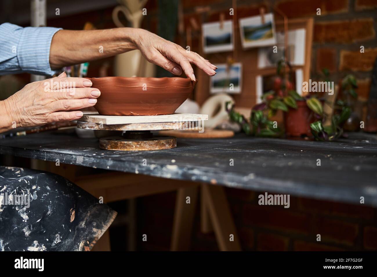 Female potter working in art pottery studio Stock Photo - Alamy