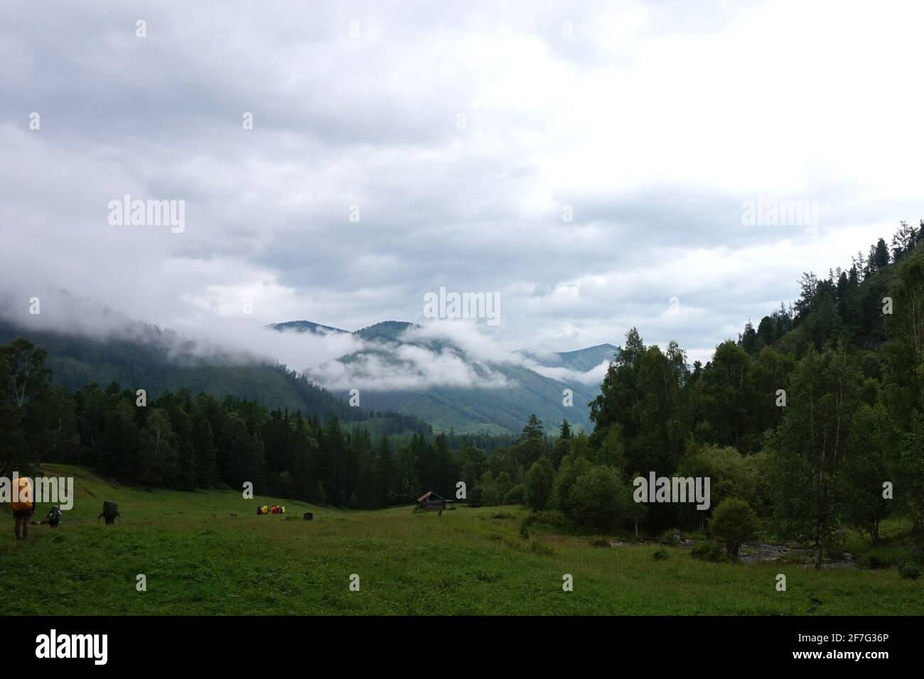 Young people group mountains hi-res stock photography and images - Alamy