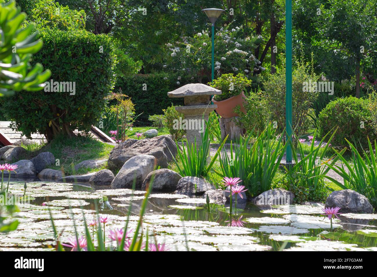 City park flowers hi-res stock photography and images - Alamy
