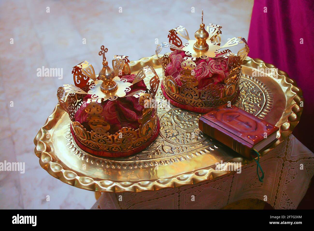 Gold crowns hires stock photography and images Alamy