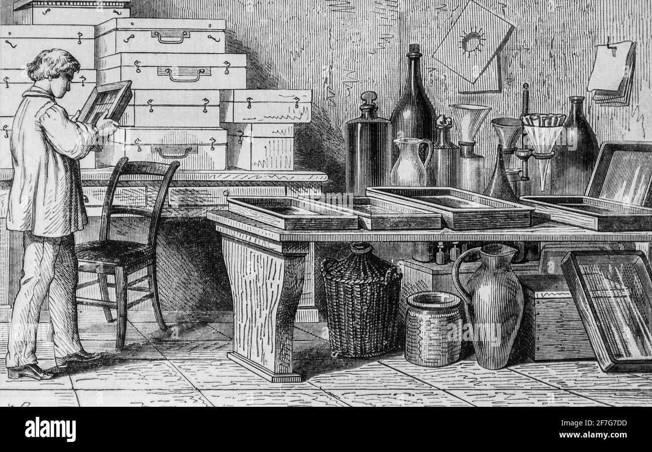 photographie,laboratoire aux positives ,table de fixage ,le magazin pitoresque par edouard  charton,1870 Stock Photo