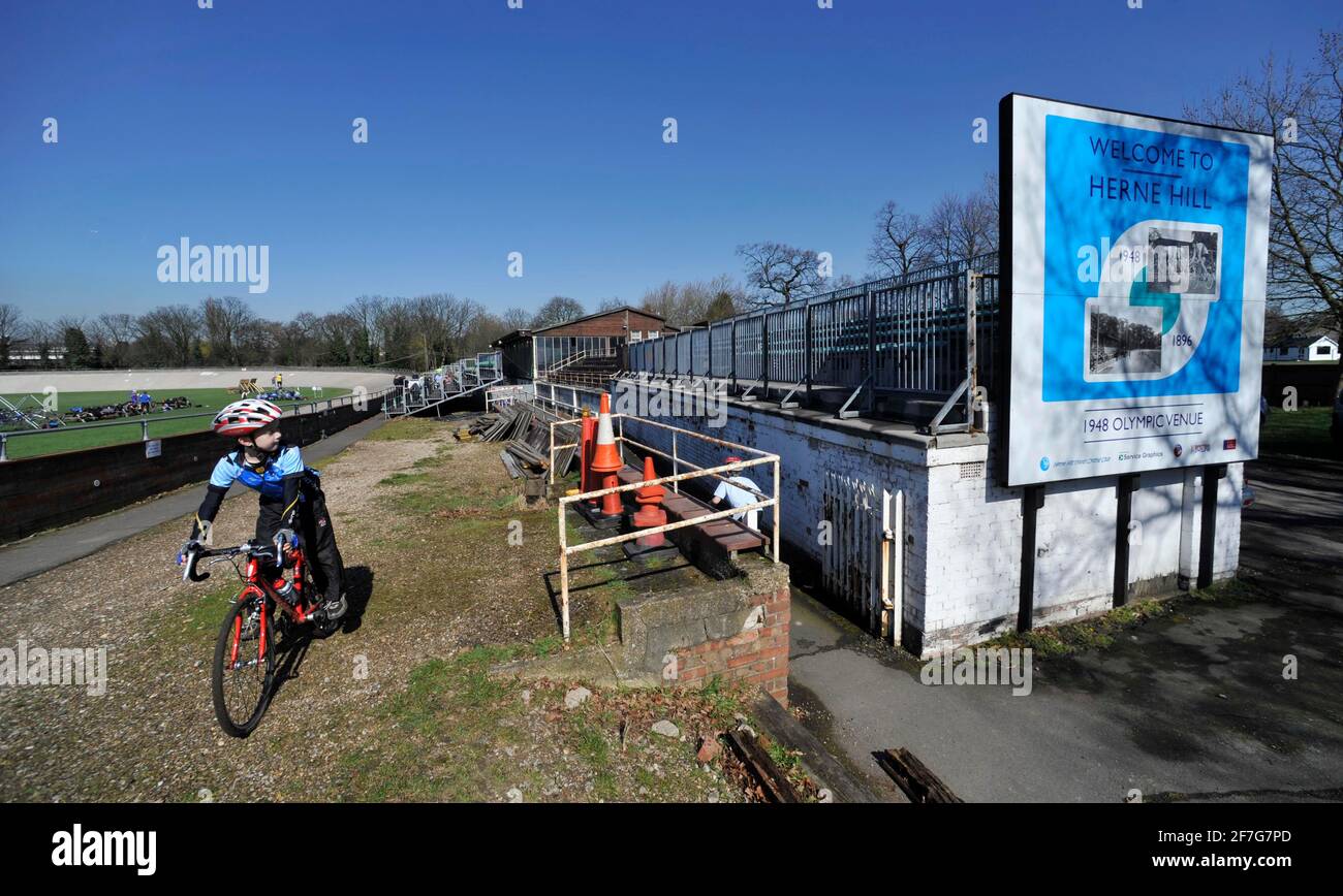 FEATURE ON HEARN HILL VELODROME THE 1948 OLYMPIC VENUE.  PICTURE DAVID ASHDOWN Stock Photo