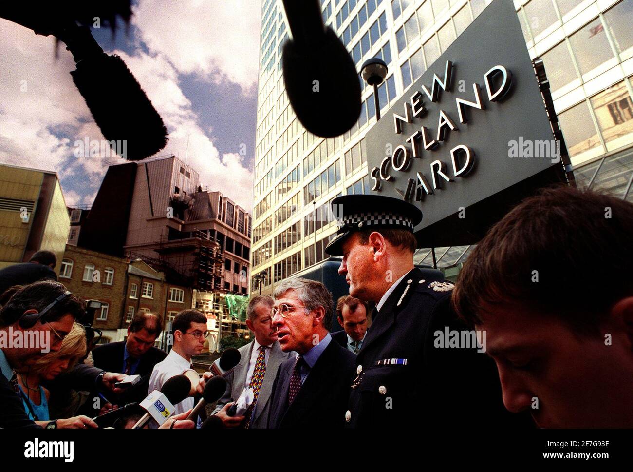 Jack Straw MP Home Secretary August 1999announcing the appointment of the new Metropolitan Police Commissioner, John Stevens outside Scotland Yard Stock Photo