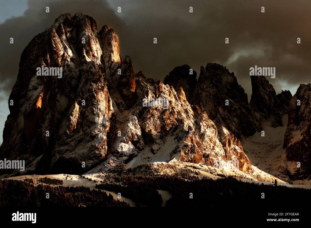Dolomiten, Dolomiti, Südtirol, Italien, Mystische Stimmung mit Schnee und Wolken und Felsen am Langkofel,  Sasso Lungo in Südtirol in den Dolomiten Stock Photo